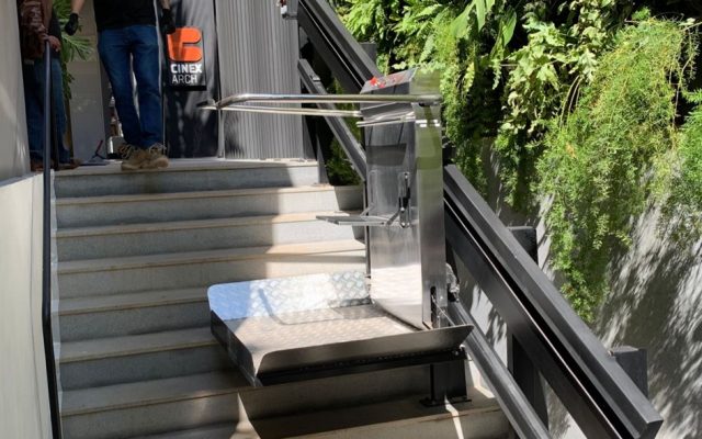 Plataforma de acessibilidade inclinada para escada sem curva